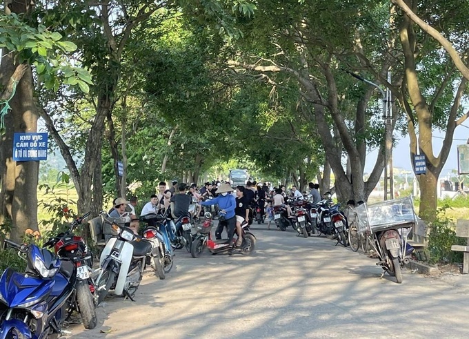 Hanoi suburbs struggle with power cuts - 1 Hanoi suburbs struggle with power cuts - 1