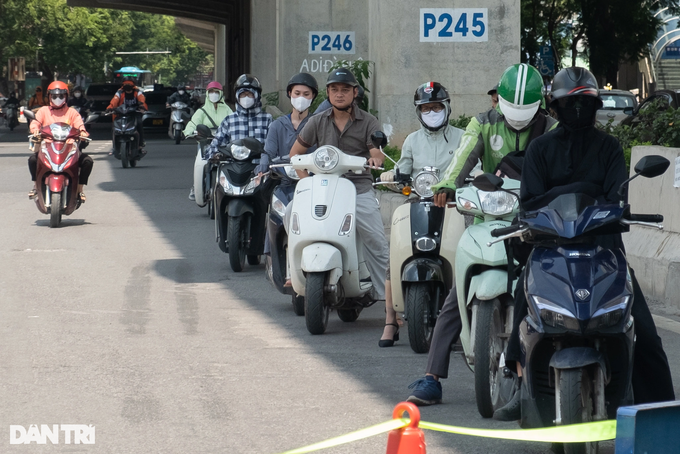 Hanoians struggling with blazing heat - 7 Hanoians struggling with blazing heat - 7