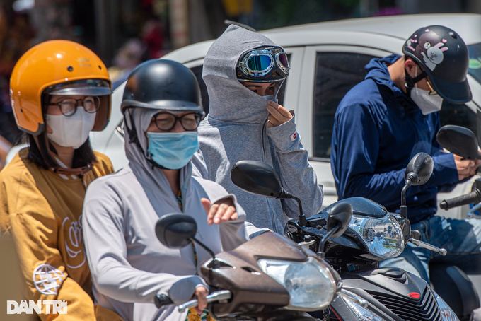 Hanoians struggling with blazing heat - 5 Hanoians struggling with blazing heat - 5