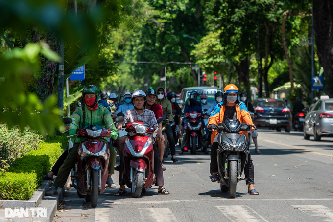 Hanoians struggling with blazing heat - 6 Hanoians struggling with blazing heat - 6