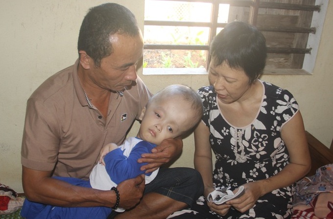 Father struggles to support near-blind wife and ill son - 1 Father struggles to support near-blind wife and ill son - 1