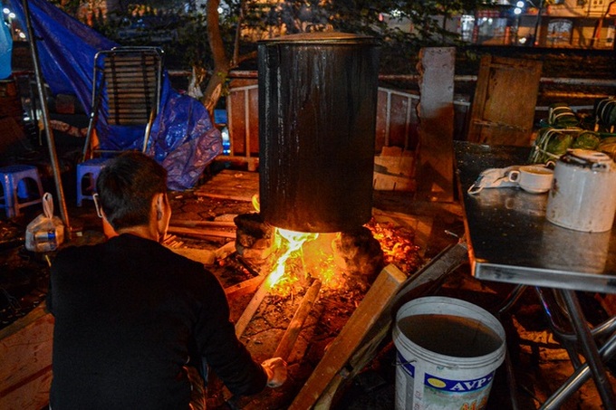 Hanoians cook Chung cakes through the night - 1 Hanoians cook Chung cakes through the night - 1