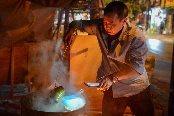 Hanoians cook Chung cakes through the night - 2 Hanoians cook Chung cakes through the night - 2