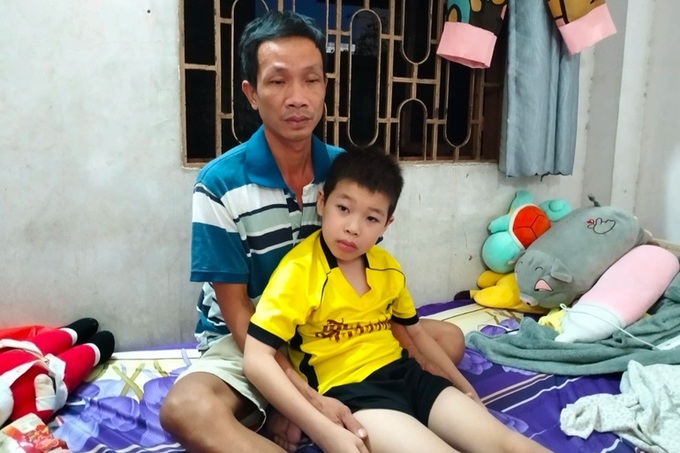 Binh Phuoc boy receives donations to treat cancer - 2