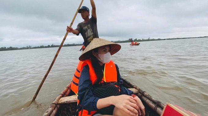 Pop singer raises over VND100 billion for flood victims in the central provinces - 1 Pop singer raises over VND100 billion for flood victims in the central provinces - 1
