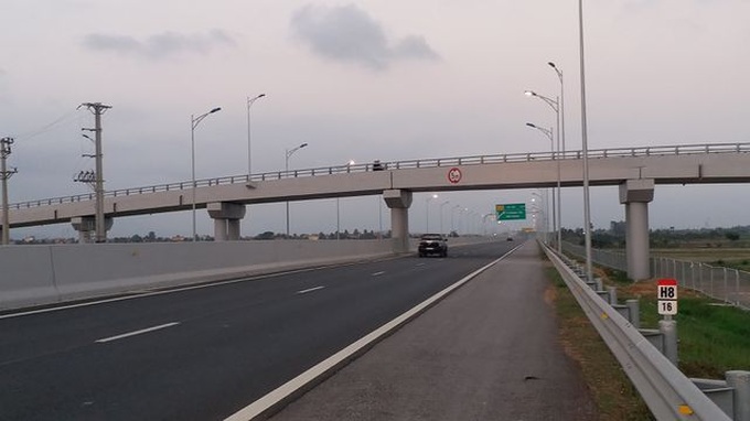 Cars hit by stones on Ha Long-Hai Phong Expressway - 1