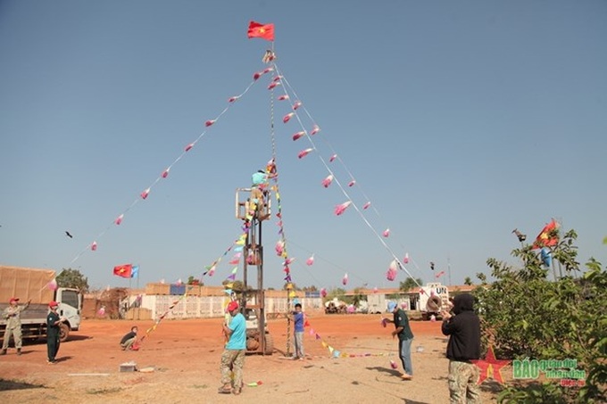 Vietnamese peacekeepers in South Sudan erect New Year tree - 1 Vietnamese peacekeepers in South Sudan erect New Year tree - 1