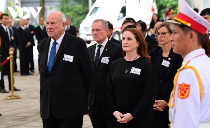 Foreign guests pay tribute to party leader Nguyen Phu Trong - 6