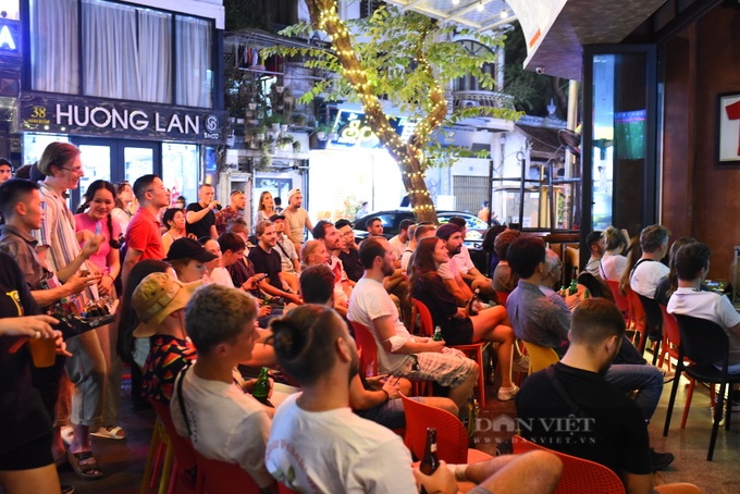 Foreigners flock to Hanoi street to cheer on World Cup - 5 Foreigners flock to Hanoi street to cheer on World Cup - 5