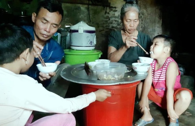 Elderly couple calls for help to raise grandchildren - 1 Elderly couple calls for help to raise grandchildren - 1