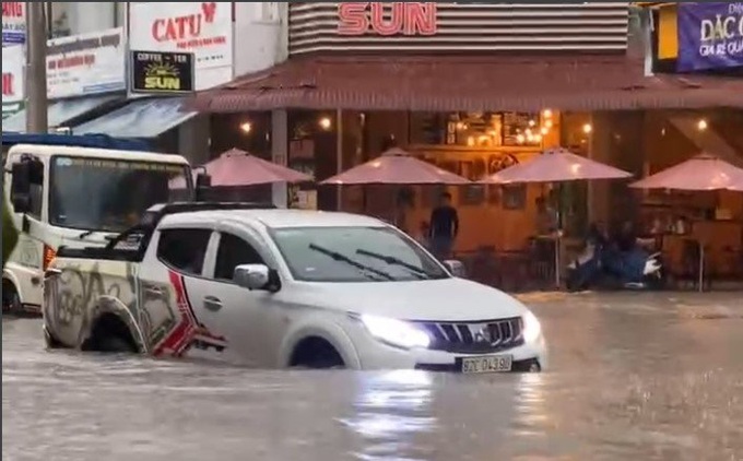 Kon Tum City faces serious flooding following heavy rain - 1