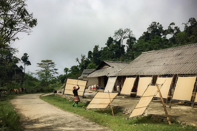 H'mong ethnic group continues traditional paper-making craft - 1