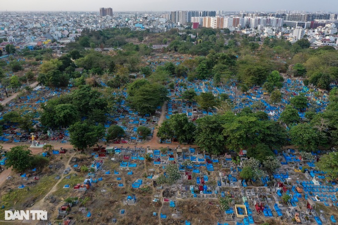 Thousands more graves relocated from HCM City cemetery - 5