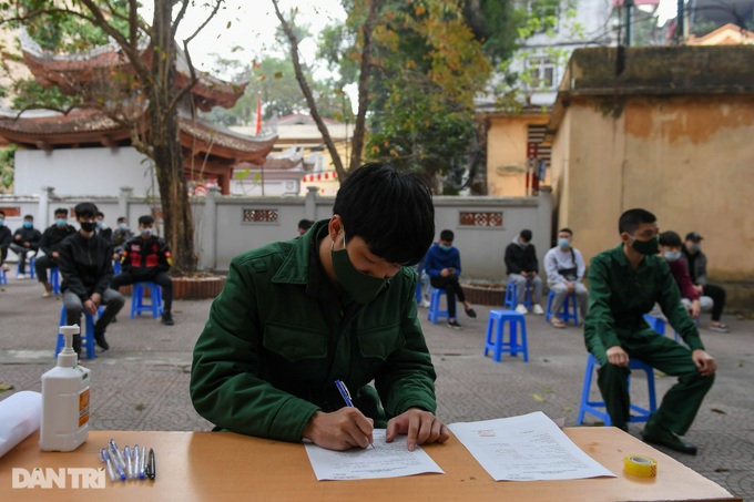 Hanoi men provided with Covid-19 testing before joining the army - 1