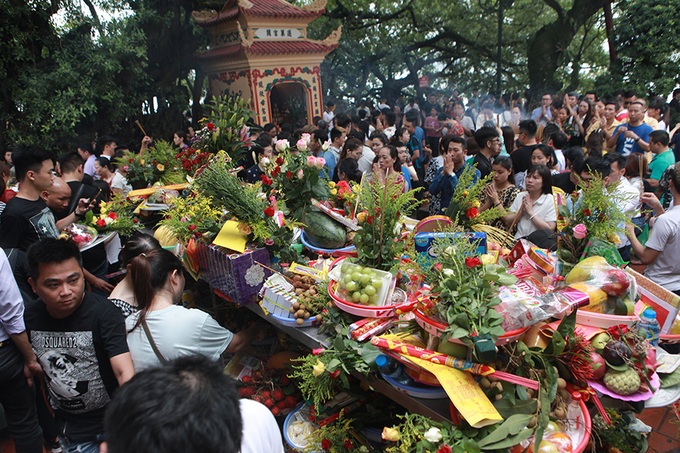 People rush to Hanoi temple to pray for Ghost Month luck - 4
