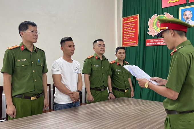 Model Ngoc Trinh arrested following dangerous motorbike driving - 2