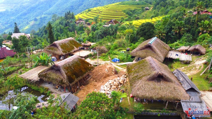 Moss-covered houses on Tay Con Linh Mountain - 1
