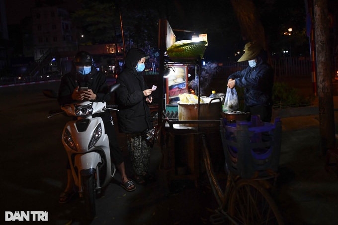 Hanoians fight off freezing temperature - 4