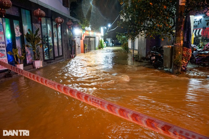 Danang residents evacuated through the night to avoid flooding - 1 Danang residents evacuated through the night to avoid flooding - 1