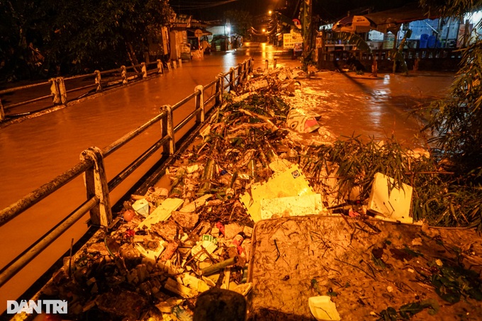 Danang residents evacuated through the night to avoid flooding - 7 Danang residents evacuated through the night to avoid flooding - 7