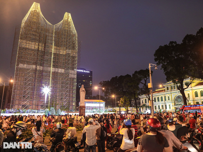 People throng streets to enjoy Christmas atmosphere - 8 People throng streets to enjoy Christmas atmosphere - 8