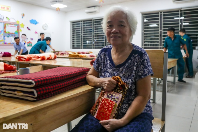 Storm-threatened Hanoi evacuates residents from deteriorating apartment block - 5