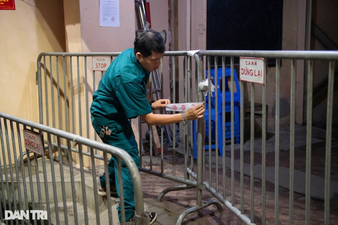 Storm-threatened Hanoi evacuates residents from deteriorating apartment block - 4