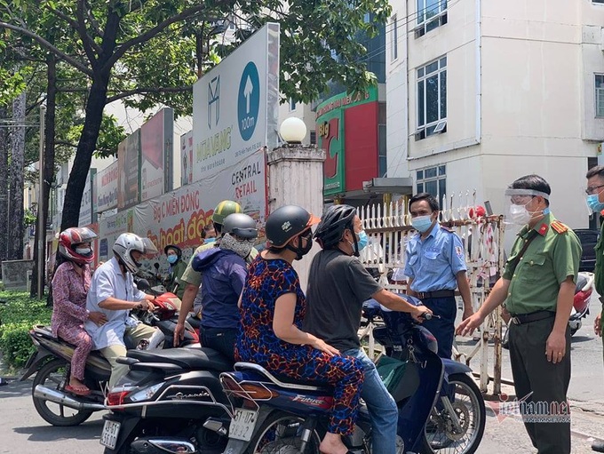 Long queues at HCM City supermarkets before tighter social distancing - 10 Long queues at HCM City supermarkets before tighter social distancing - 10
