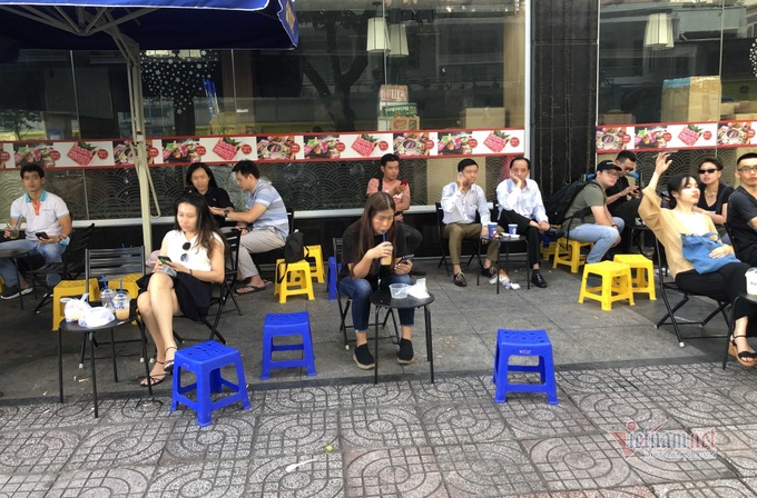 Lax approach to face mask-wearing in HCM City despite heavy fines - 5