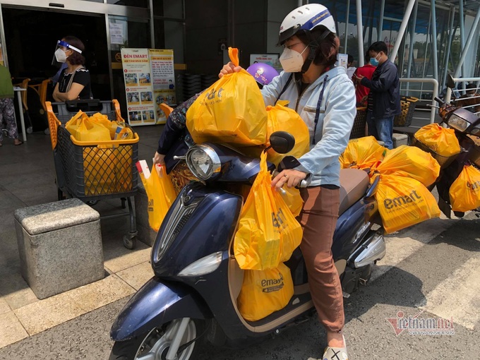Long queues at HCM City supermarkets before tighter social distancing - 5 Long queues at HCM City supermarkets before tighter social distancing - 5