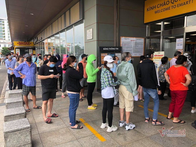 Long queues at HCM City supermarkets before tighter social distancing - 3 Long queues at HCM City supermarkets before tighter social distancing - 3