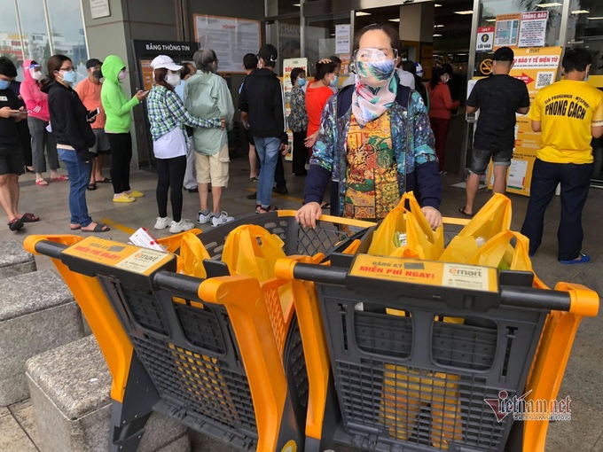 Long queues at HCM City supermarkets before tighter social distancing - 4 Long queues at HCM City supermarkets before tighter social distancing - 4