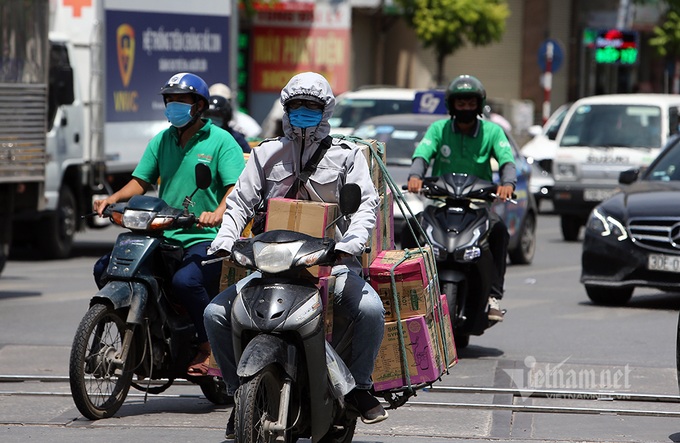 Many Vietnamese localities struggling scorching heat - 2