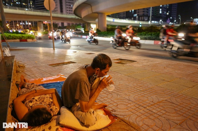 Man earns living collecting tamarind fruit in HCM City - 8
