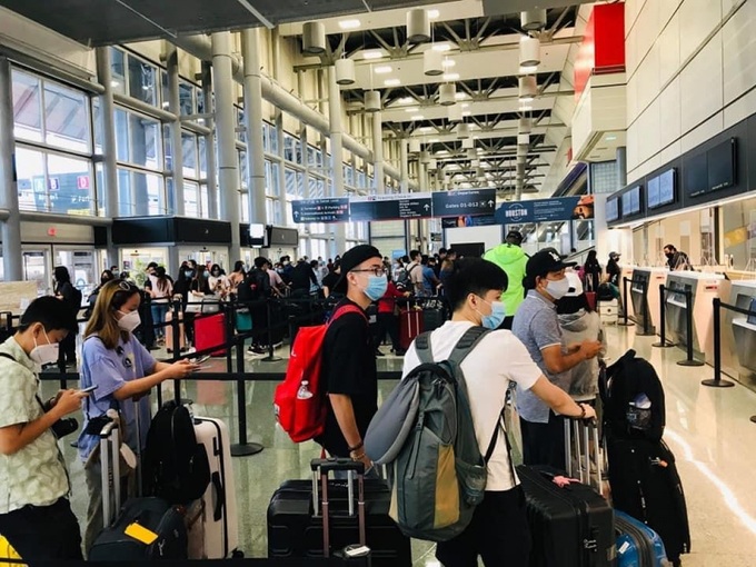 Nearly 360 more Vietnamese citizens return home from the US - 1