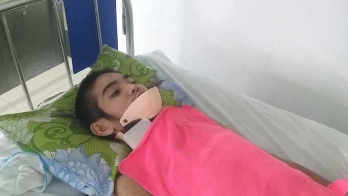 Mother calls for help for injured son - 1 Mother calls for help for injured son - 1