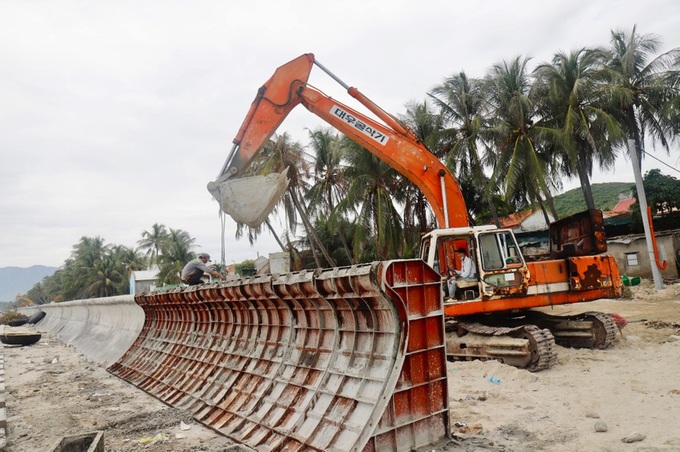 Benefits of Khanh Hoa beach defences questioned - 2