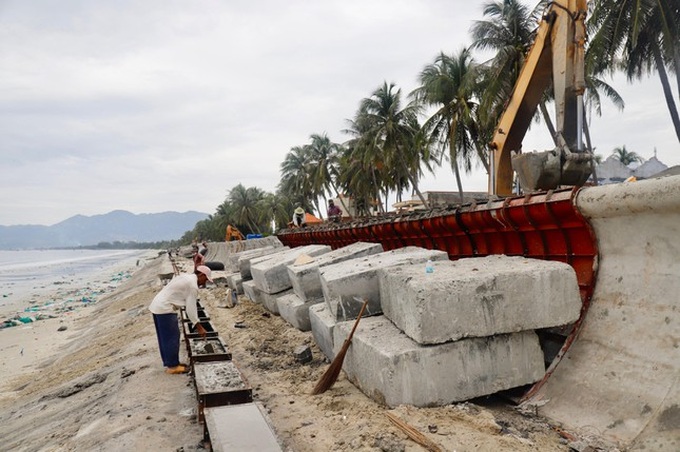 Benefits of Khanh Hoa beach defences questioned - 1