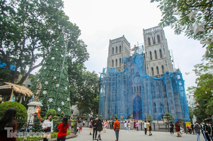 Hanoi churches covered with Christmas decorations - 1