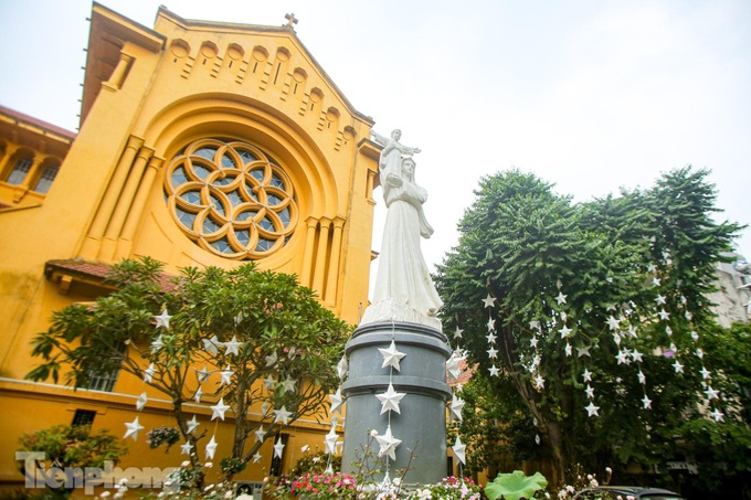 Hanoi churches covered with Christmas decorations - 7