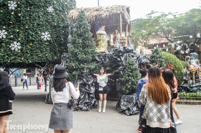 Hanoi churches covered with Christmas decorations - 4
