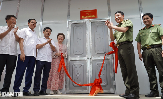 Poor Ha Tinh households to receive new homes - 1