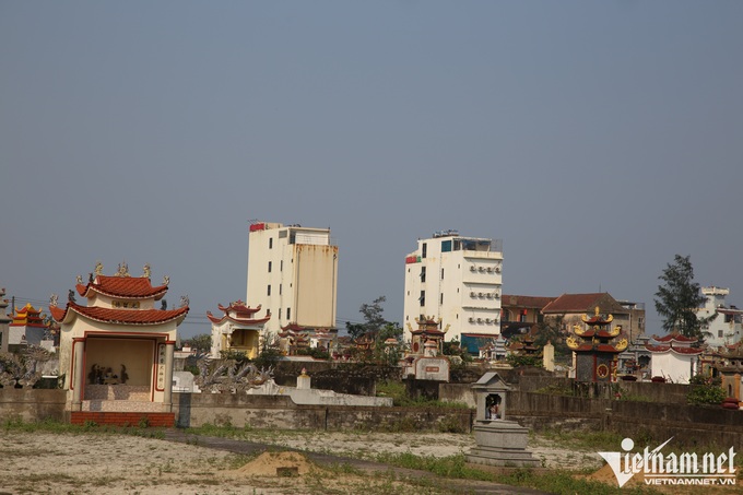 Cemetery near Ha Tinh beach to be relocated - 3 Cemetery near Ha Tinh beach to be relocated - 3