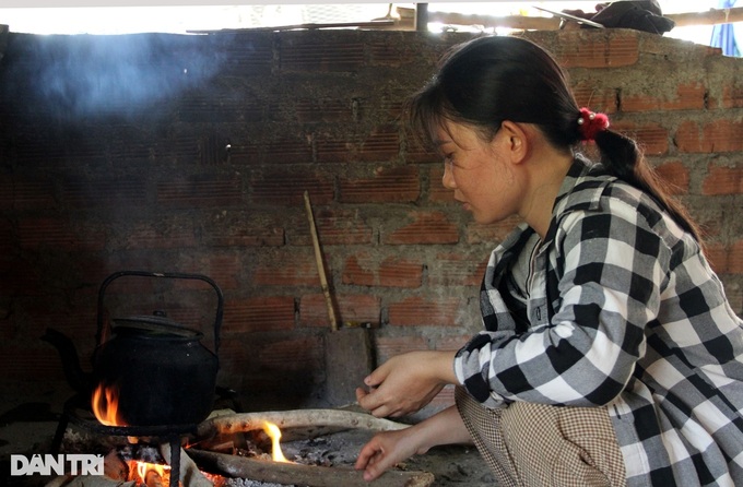 Phu Yen poor woman needs help to survive cancer - 2