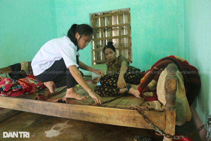 Quang Binh teenager seeks help to support mentally ill mother - 1