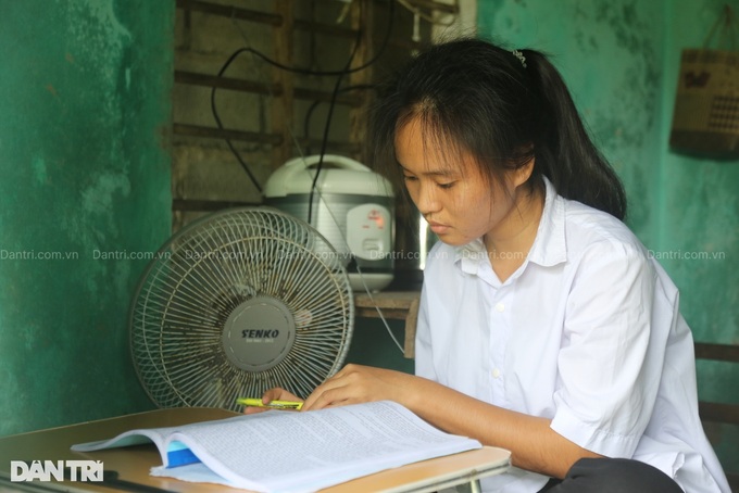 Quang Binh teenager seeks help to support mentally ill mother - 3