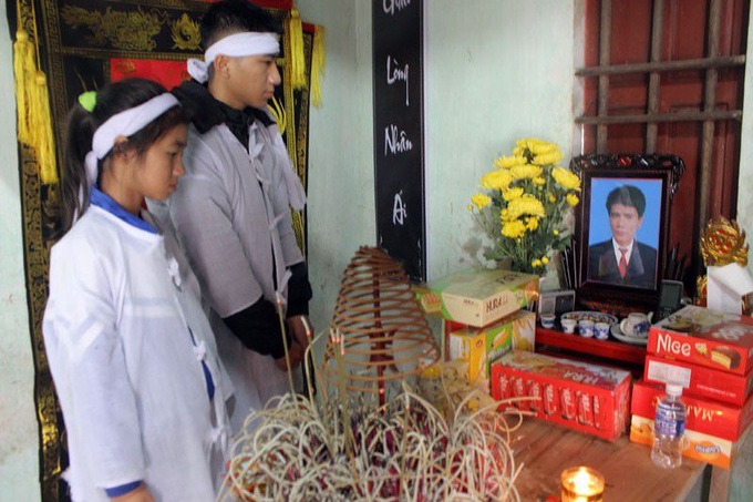 Millions of VND donated to orphaned siblings - 1 Millions of VND donated to orphaned siblings - 1