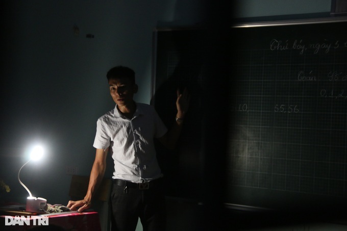Mong people struggle in poor-equipped Dak Nong night classes - 4 Mong people struggle in poor-equipped Dak Nong night classes - 4