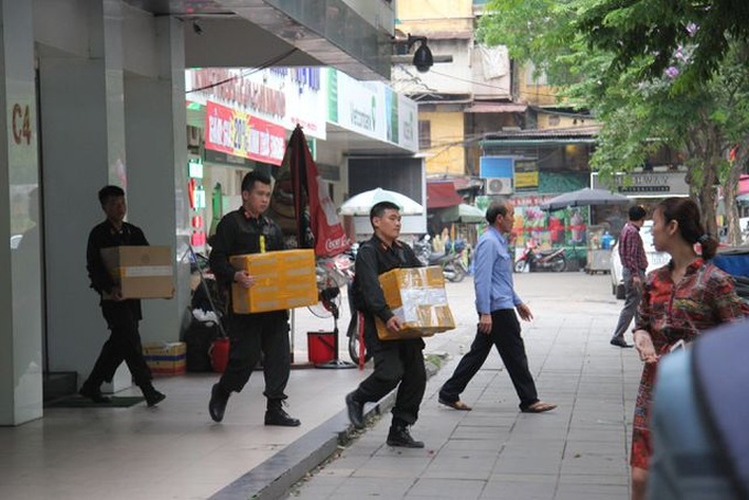 Nhat Cuong Mobile shops raided by police - 4