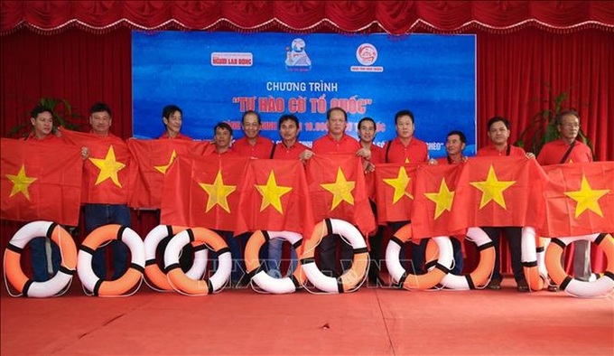 10,000 national flags presented to fishermen in Ninh Thuan - 1 10,000 national flags presented to fishermen in Ninh Thuan - 1